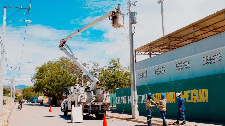 Iluminan estadios de béisbol, fútbol y baloncesto en Azua