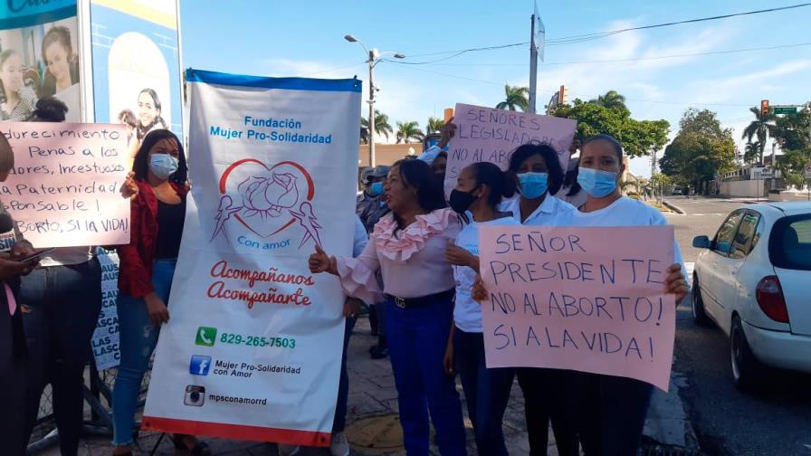 Al Palacio Nacional también llega un grupo de mujeres a pronunciarse a favor de la vida 