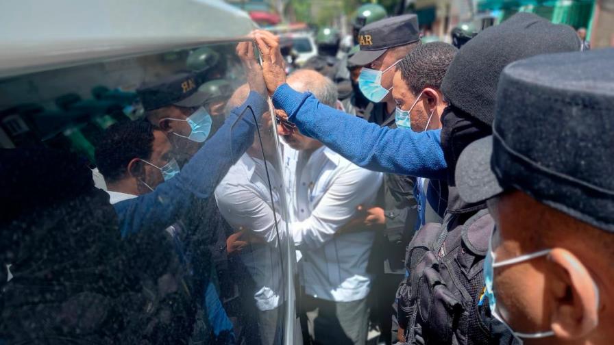 Leonardo Faña es trasladado a la cárcel de Najayo mientras asegura que es un preso político Leonardo Faña es trasladado a la cárcel de Najayo mientras asegura que es un preso político