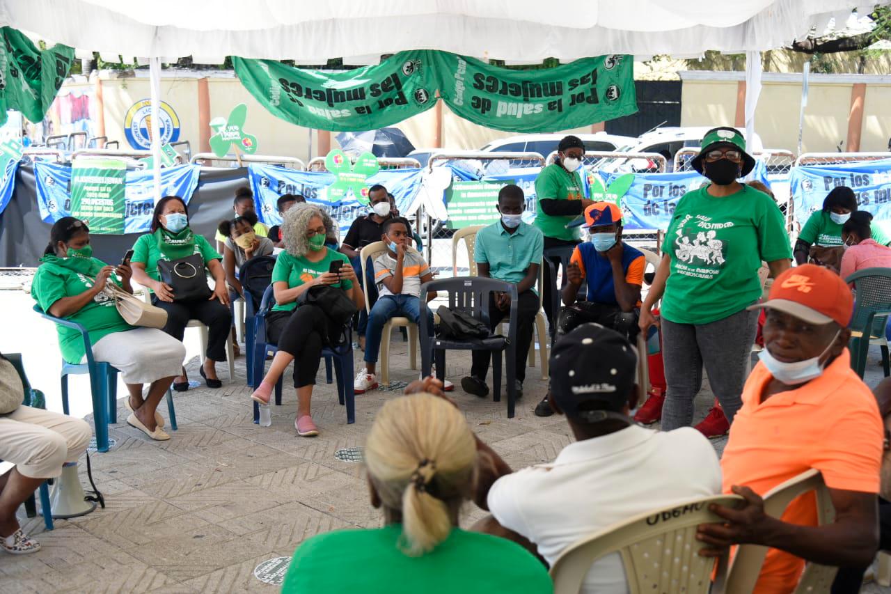 Más personas en el campamento donde se demanda la despenalización del embarazo en tres causales.