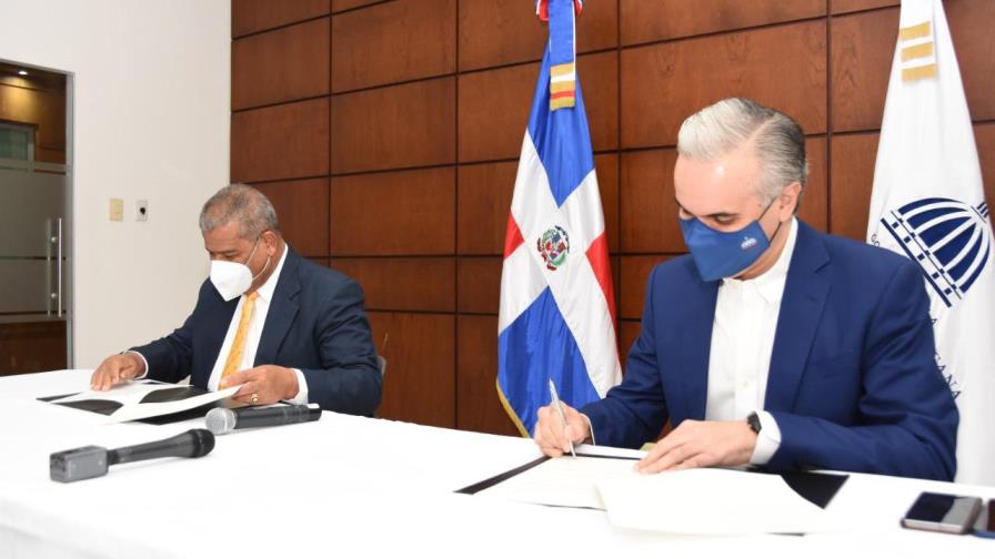 Ministros de Trabajo y Administración Pública firman acuerdo para mejorar servicios en institución laboral 