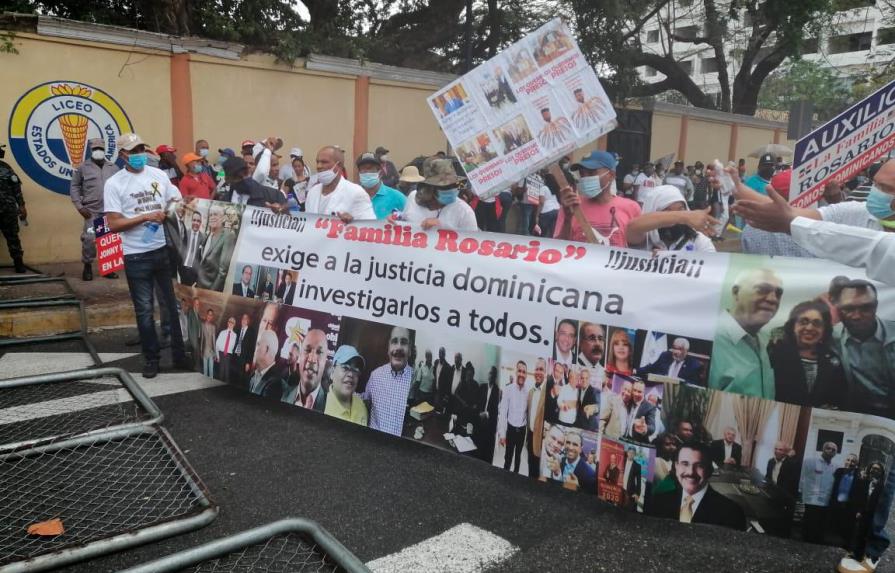 Esperanzas de la familia Rosario no se marchitan; otro día de protesta ante el Palacio Nacional