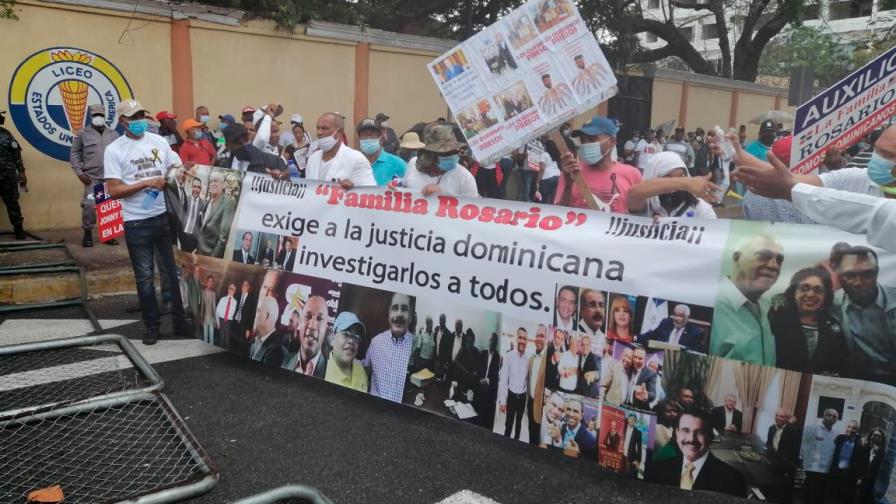 Esperanzas de la familia Rosario no se marchitan; otro día de protesta ante el Palacio Nacional