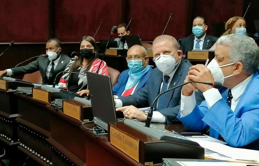 Omar Fernández y otros 16 diputados usan pañoleta azul en sesión de la Cámara Baja y se declaran provida