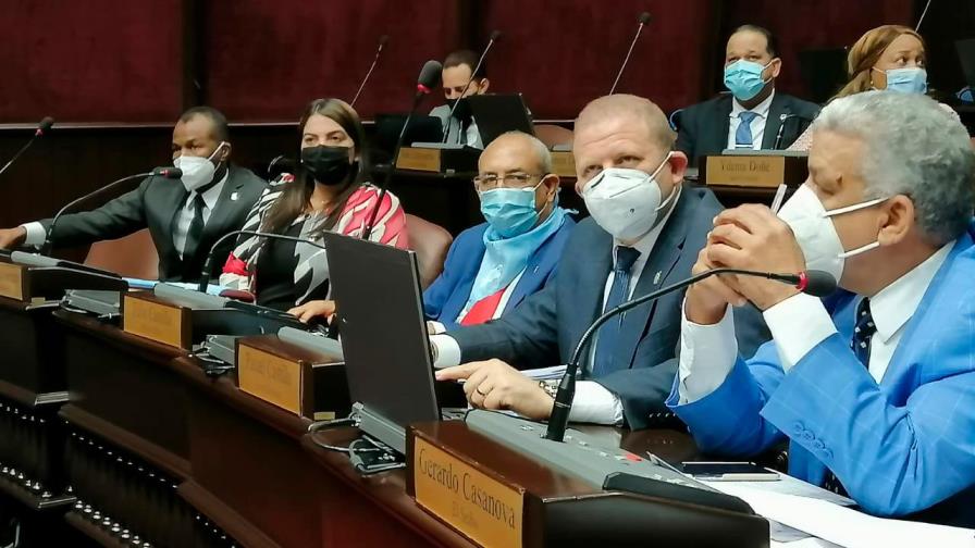 Omar Fernández y otros 16 diputados usan pañoleta azul en sesión de la Cámara Baja y se declaran provida Omar Fernández y otros 16 diputados usan pañoleta azul en sesión de la Cámara Baja y se declaran provida