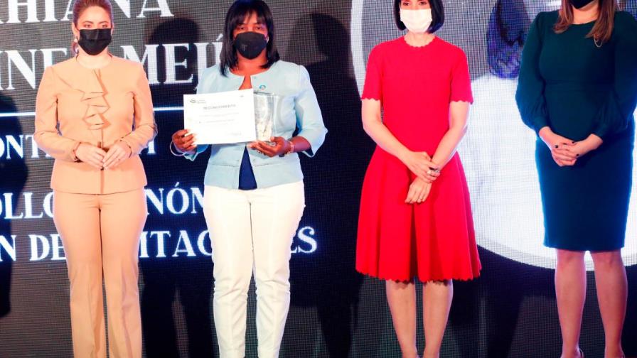 Primera dama galardona a 13 mujeres con el premio “Mujer Supérate 2021