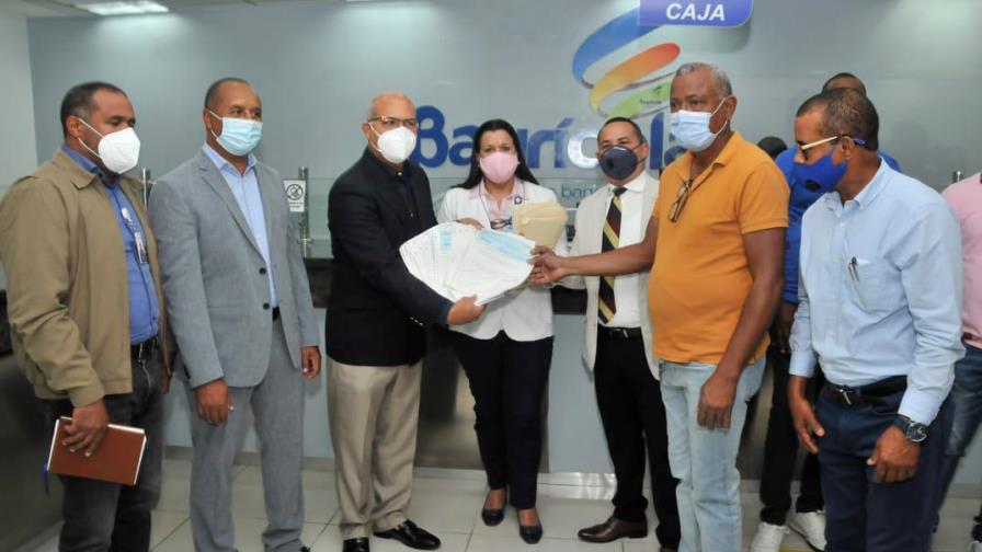 Gobierno entrega RD$69 millones a productores de cebolla de Azua