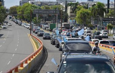 Caravana Celeste por la Vida expresa frente al Congreso su rechazo