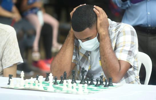 Dominicanos participan en simultánea de ajedrez con el gran maestro Paco Vallejo