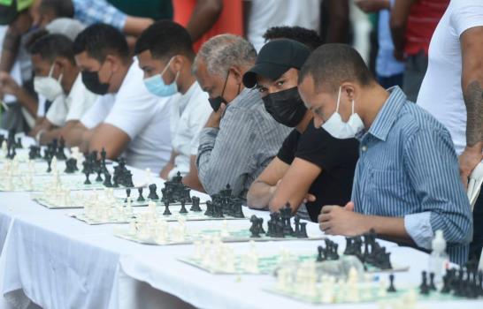 Dominicanos participan en simultánea de ajedrez con el gran maestro Paco Vallejo