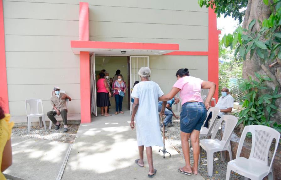 Continúa la vacunación en Santo Domingo Este y Boca Chica
