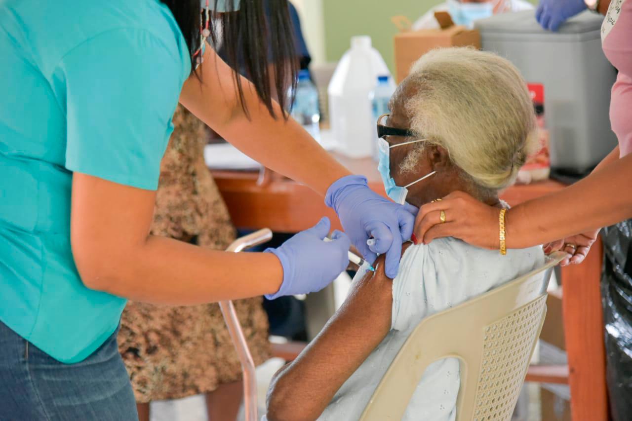 Adultos mayores en Santo Domingo Este también completan su inoculación.