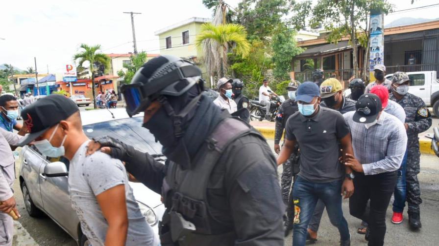 Abogado de policías involucrados en muerte de esposos califica de injerencia orden del presidente Abinader