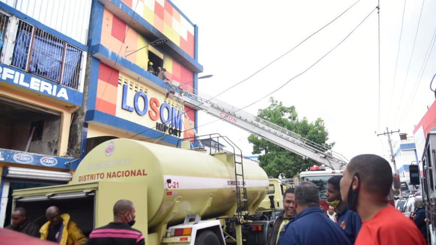 Fuego quema importadora en la avenida Duarte