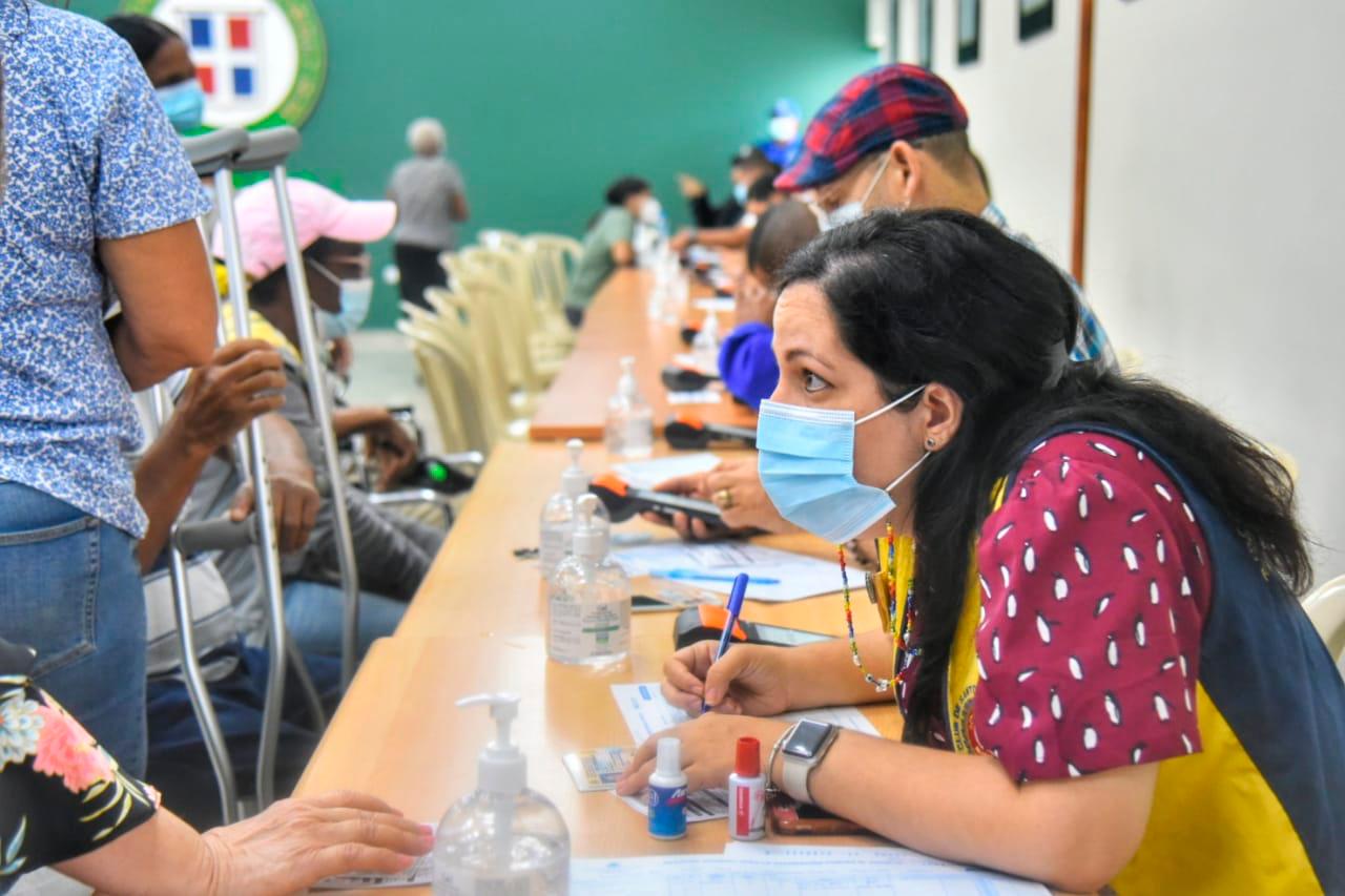 Personal sanitario atiende a los adultos mayores durante la jornada de inoculación realizada en la Unphu.