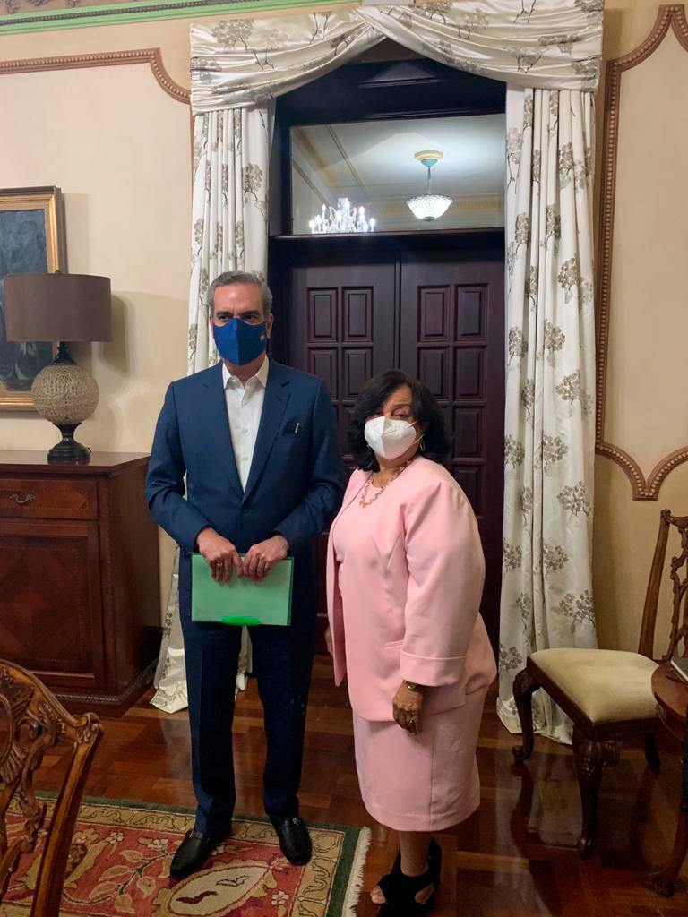 Bertha Marjaris Gil de Batista, presidenta de la Fedacama, visitó al presidente Luis Abinader.
