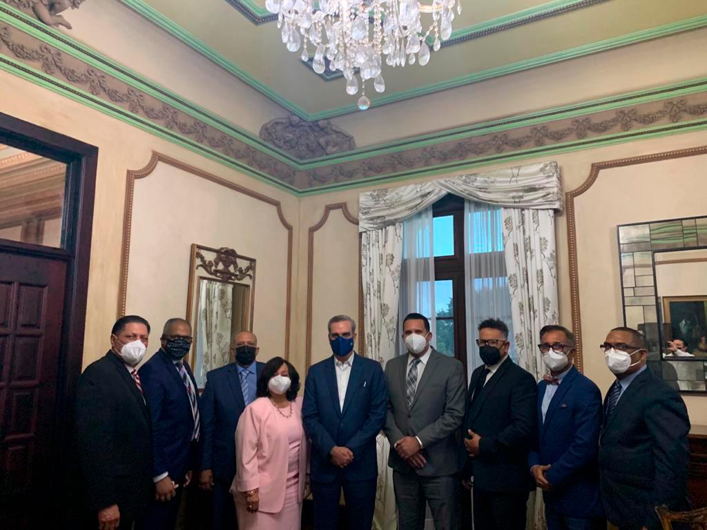 Equipo que visitó al presidente Luis Abinader.