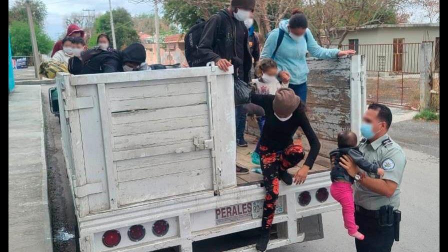 Hallan a 61 migrantes centroamericanos en camión en México