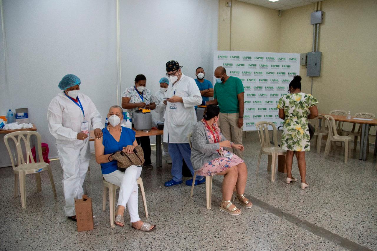 La Universidad Nacional Pedro Henríquez Ureña continúa sin descanso la jornada de vacunación. 