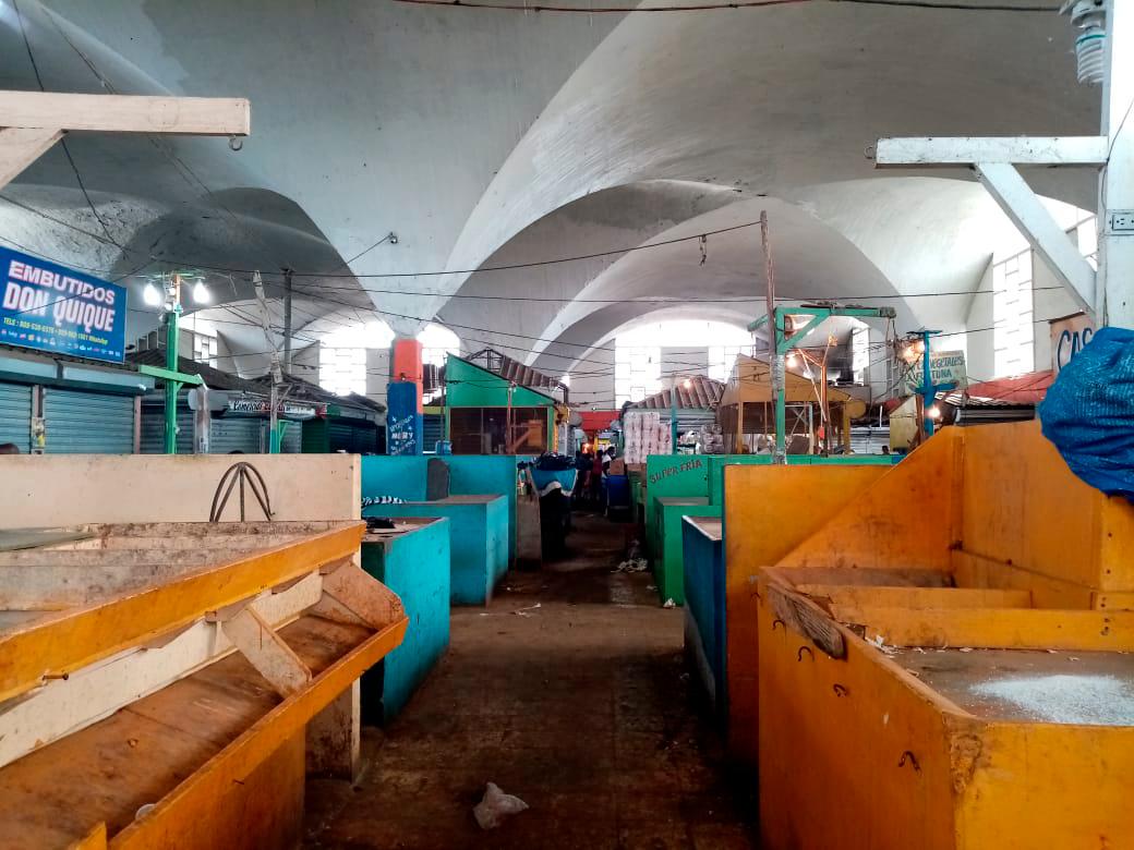 Puestos vacíos en el Mercado Nuevo de la avenida Duarte.
