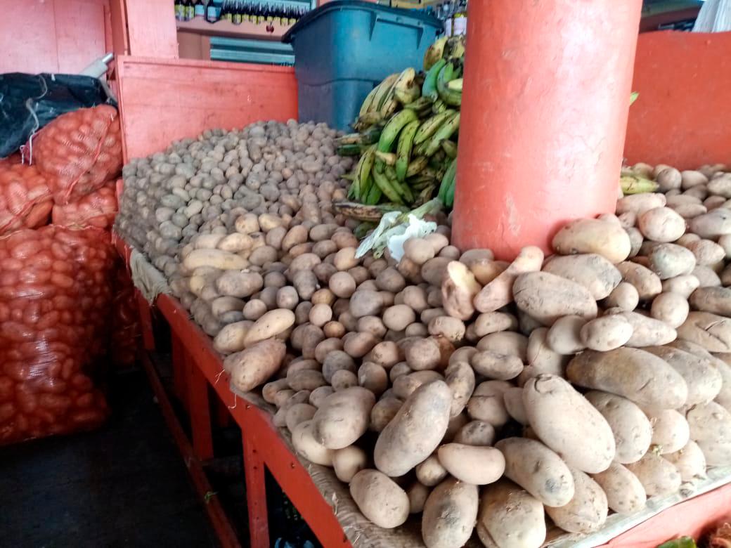 Pilas de papas en el mercado ubicado en la calle Benito González.
