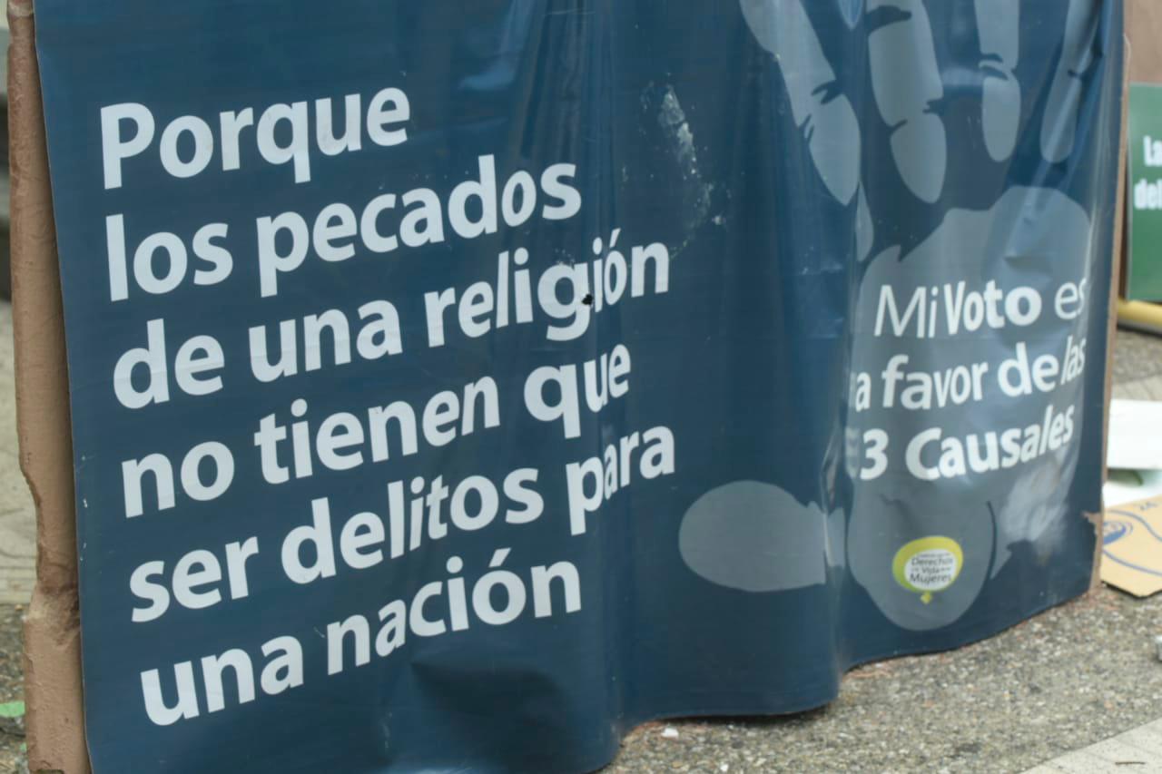 El Código Penal Dominicano establece penas de uno a dos años de prisión menor para las mujeres que se practiquen y a quienes las ayuden a practicarse un aborto. 