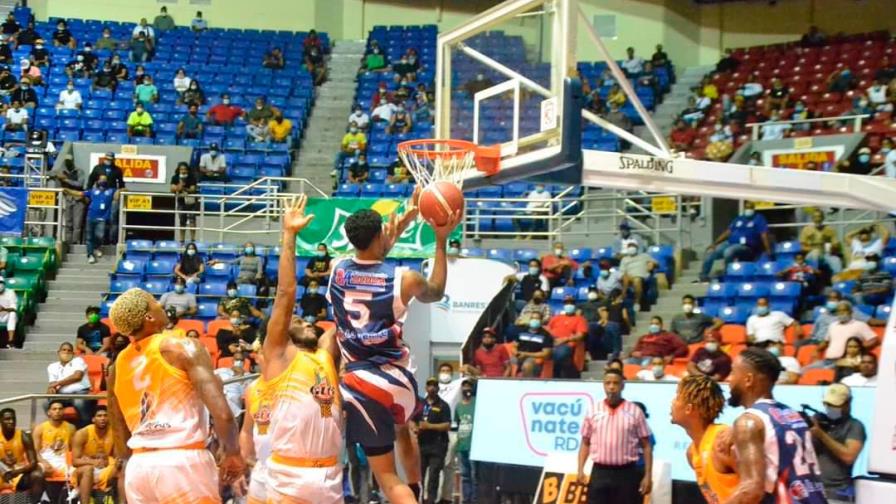 Pueblo Nuevo le pasa el rodillo al GUG y le gana la serie particular baloncesto superior de Santiago