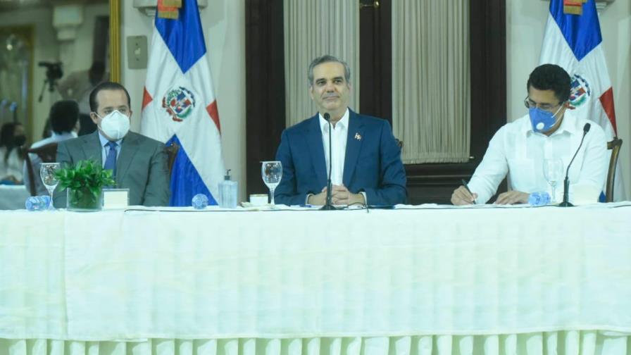 Gobierno firma acuerdo con línea internacional de cruceros Gobierno firma acuerdo con línea internacional de cruceros