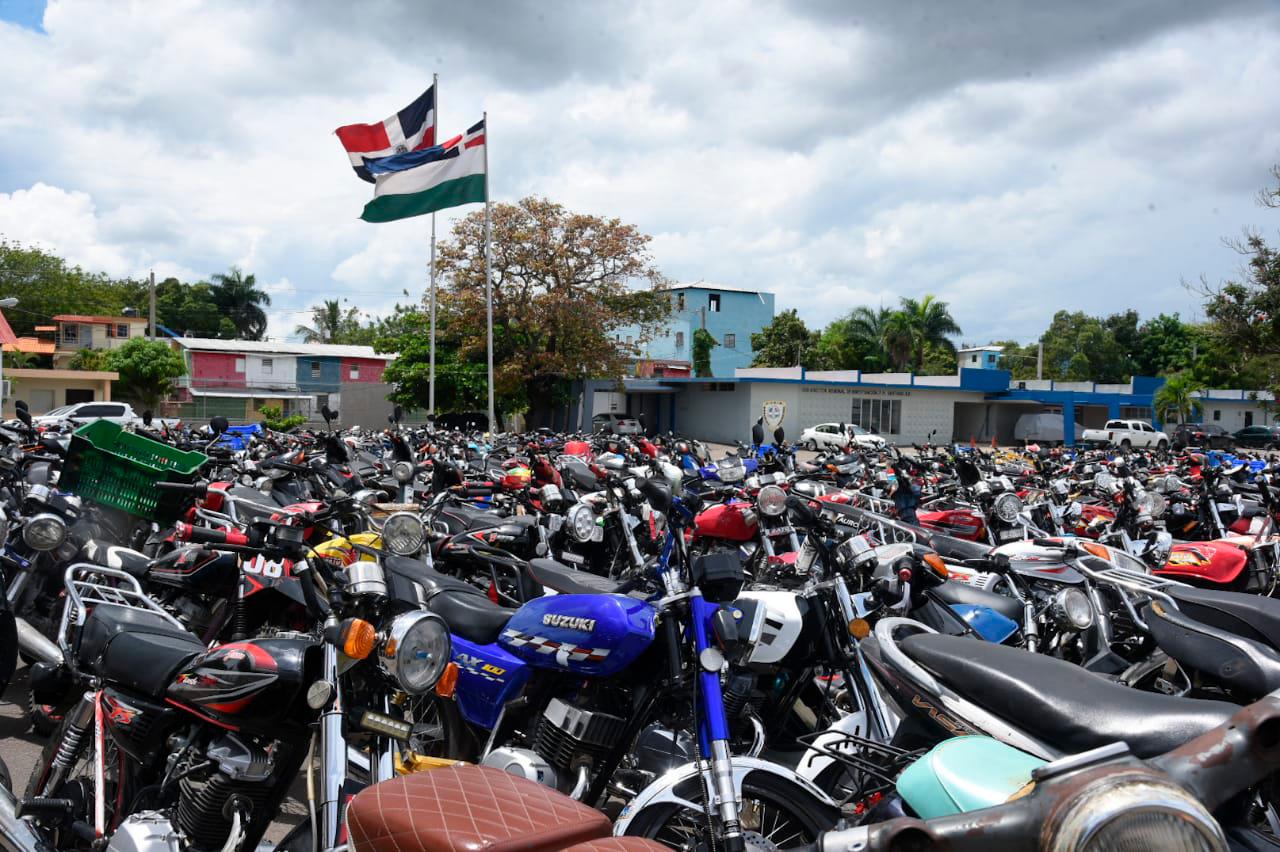 Otro ángulo de las motocicletas decomisadas.