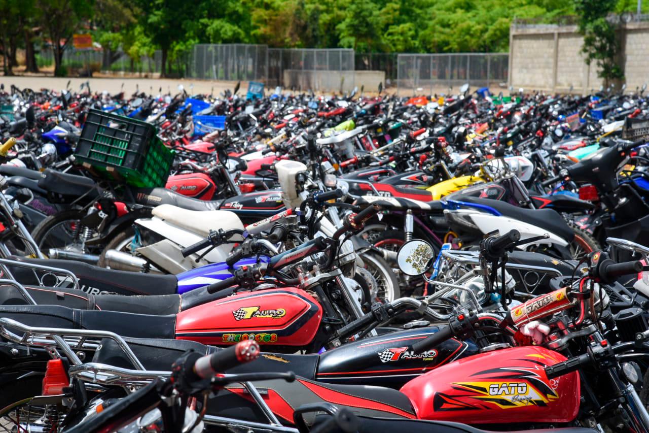 Algunas motocicletas tenían canastas en la parte de atrás, como las que usan los conductores que trabajan como repartidores.