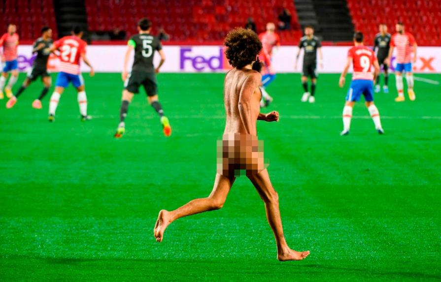 Hombre salta desnudo durante juego de fútbol en España
