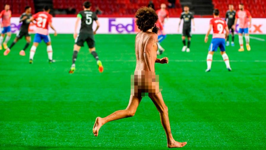 Hombre salta desnudo durante juego de fútbol en España