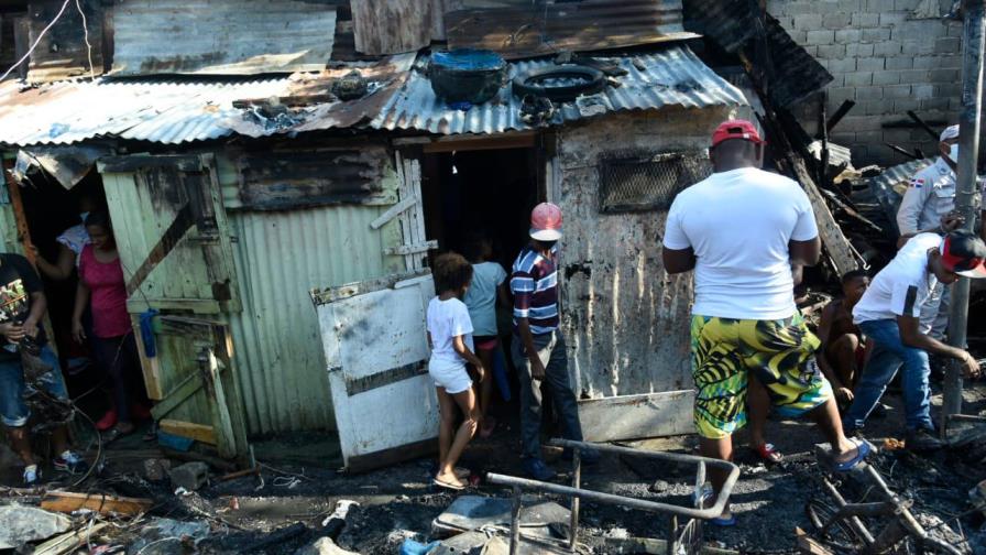 Incendio afecta cuartería en el sector San Carlos 