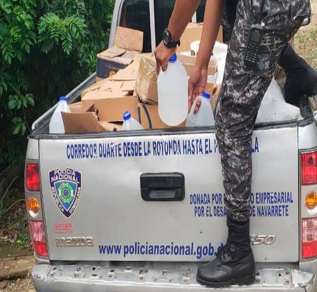 Allanan dos almacenes en Santiago donde vendían ron adulterado y arrestan a cinco personas 