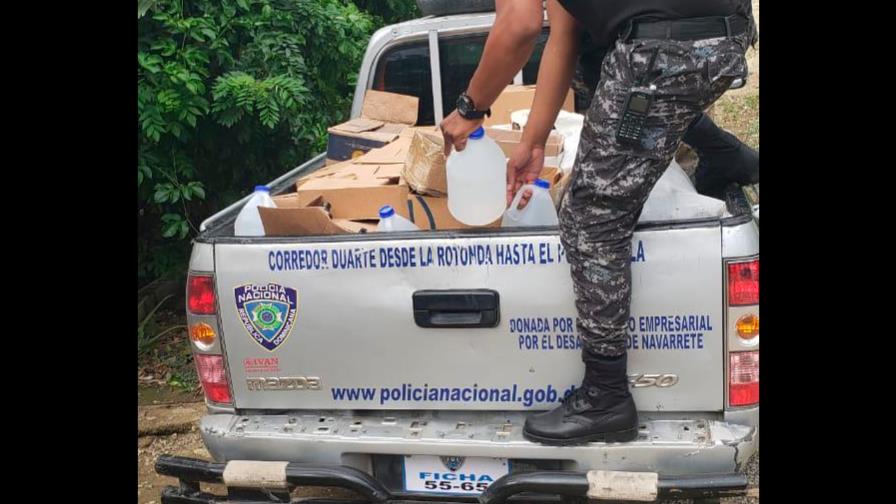 Allanan dos almacenes en Santiago donde vendían ron adulterado y arrestan a cinco personas 
