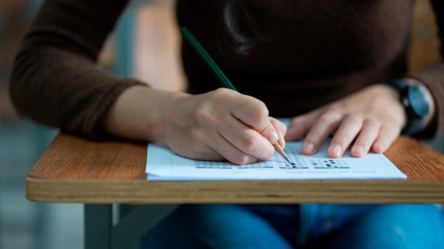 Indignación en Italia por obligar a una menor a taparse los ojos en un examen