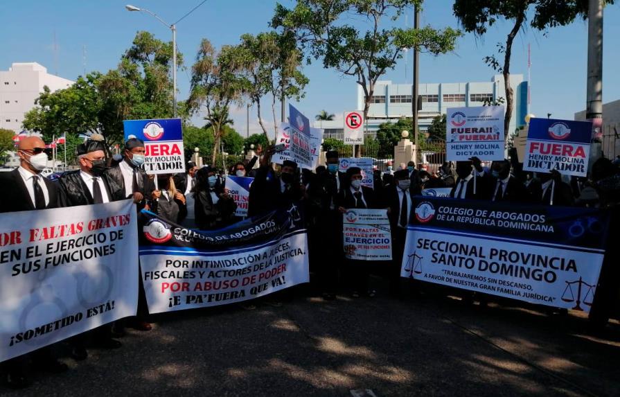 Abogados vuelven con toga y birrete frente al Congreso Nacional para pedir juicio político contra Henry Molina