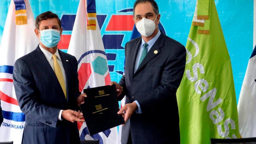 Liga Dominicana de Fútbol y Senasa firman acuerdo colaboración 