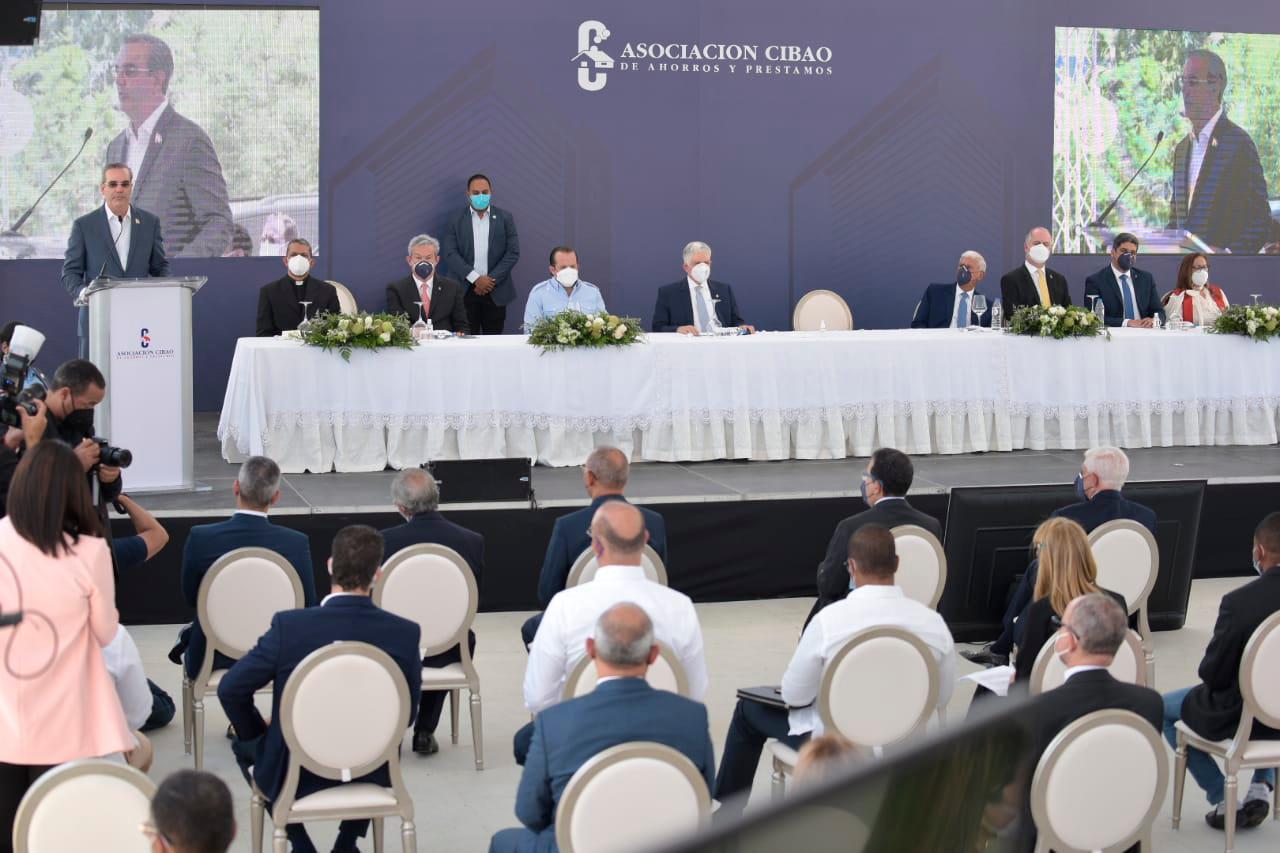 El presidente durante la inauguración de la torre corporativa de la Asociación Cibao de Ahorros y Préstamos (ACAP).