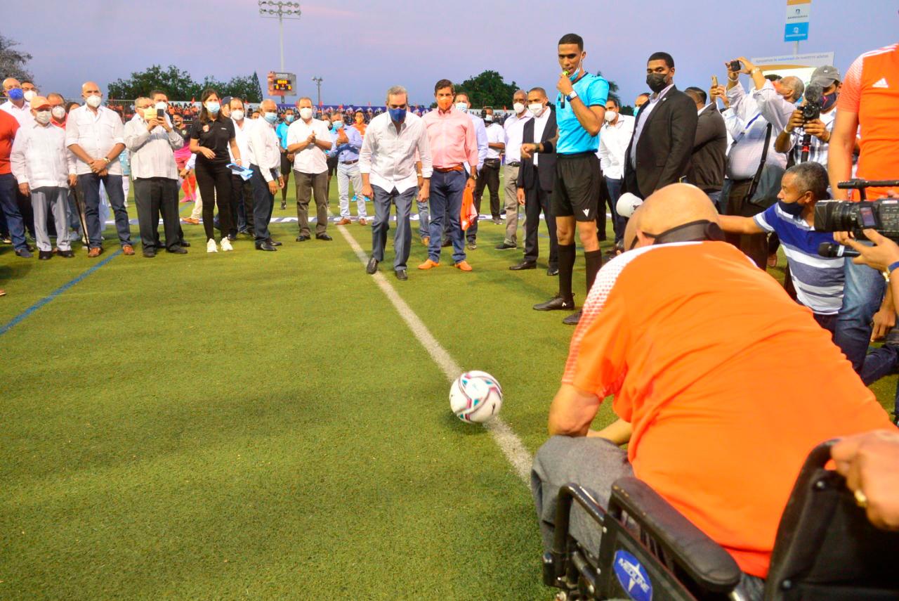 Luis Abinader en una actividad deportiva.