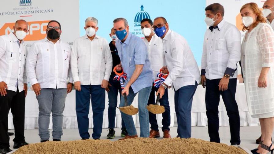 Abinader condena cruces ilegales improvisados en la autopista Duarte 