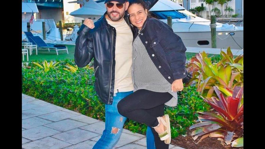 Manny Cruz anuncia que su esposa mejora y le quitarán el respirador artificial