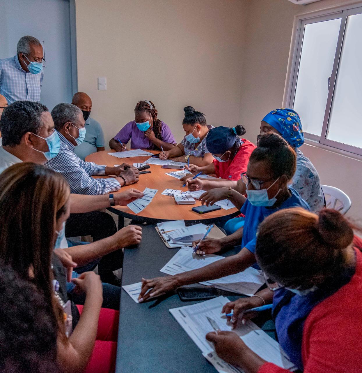 Personal sanitario verificando los nombres y la vacuna que deben aplicar.