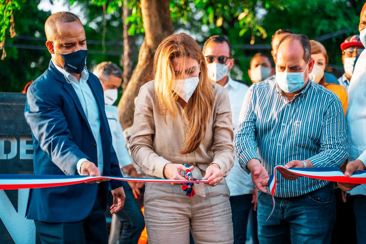 La alcaldesa corta la cinta para dejar inaugurada la obra.