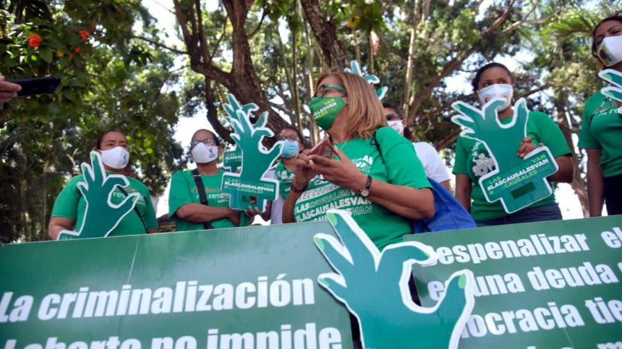 En Santiago rechazan desmonte de campamento tres causales frente al Congreso Nacional