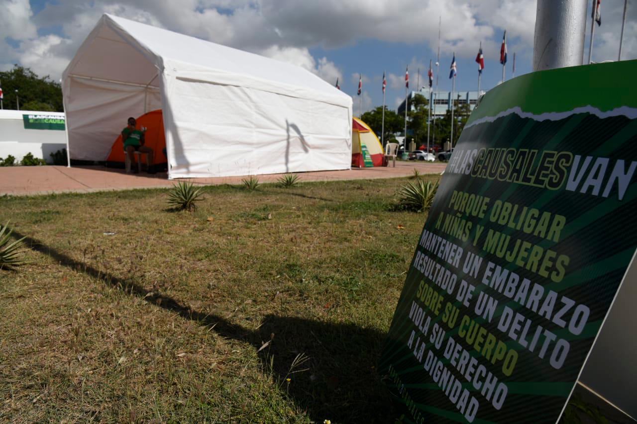 Las activistas mientras se instalaban en frente del Congreso Nacional.
