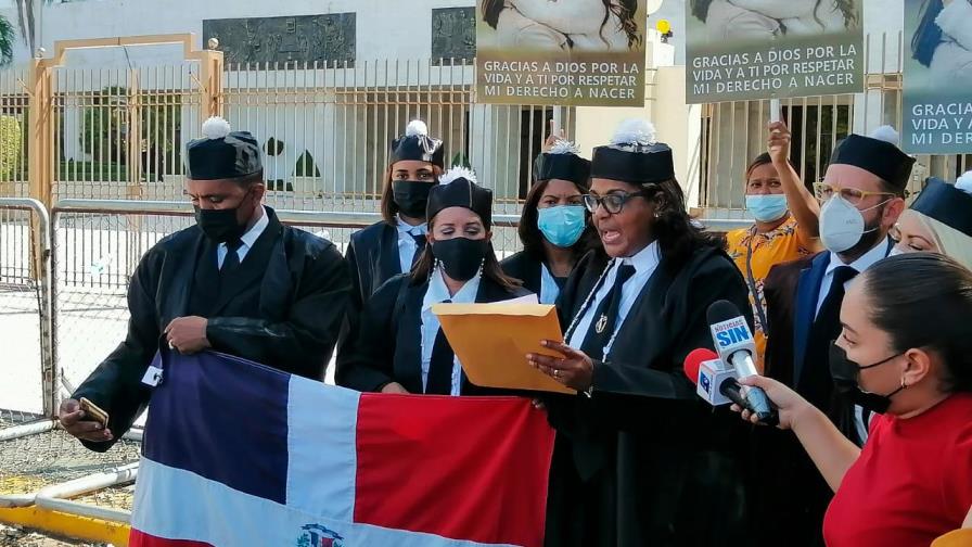 Abogados se manifiestan frente al Congreso Nacional en contra de las tres causales Abogados se manifiestan frente al Congreso Nacional en contra de las tres causales