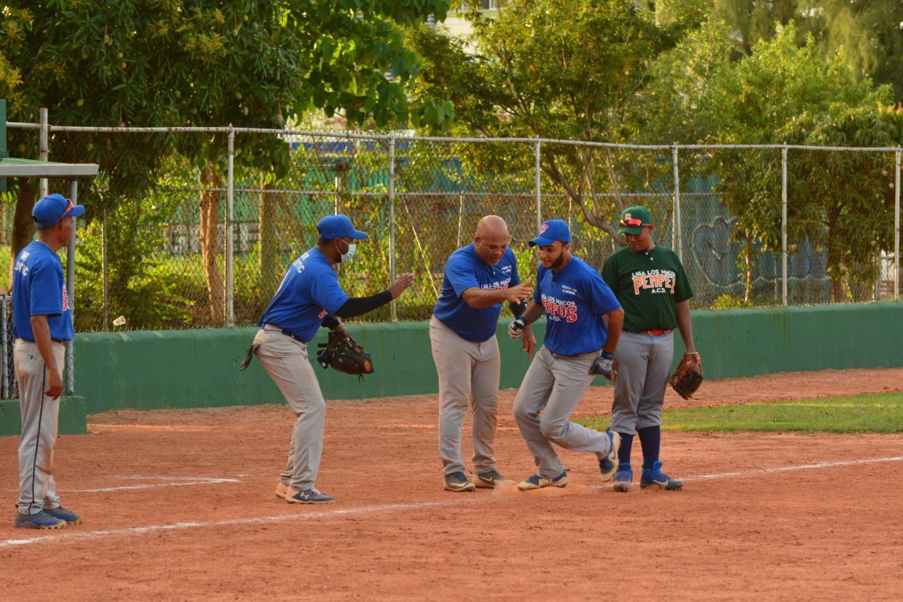 Juan Frank Cranwinkel cruza la tercera almohadilla después de fletar jonrón en el equipo verde (Pempén) (Fuente: ACD)