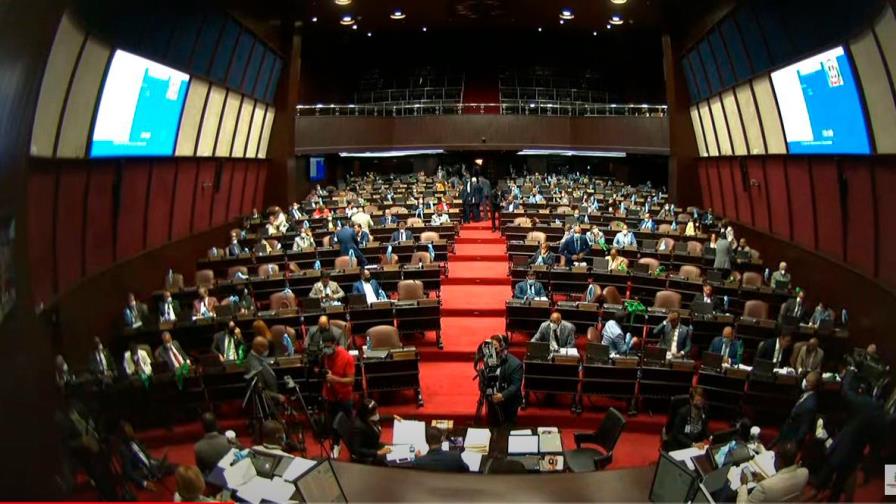 Ocho diputados participan en debates sobre Código Penal