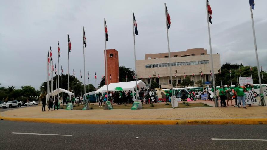 Las que defienden las tres causales del aborto se mantienen frente al Congreso